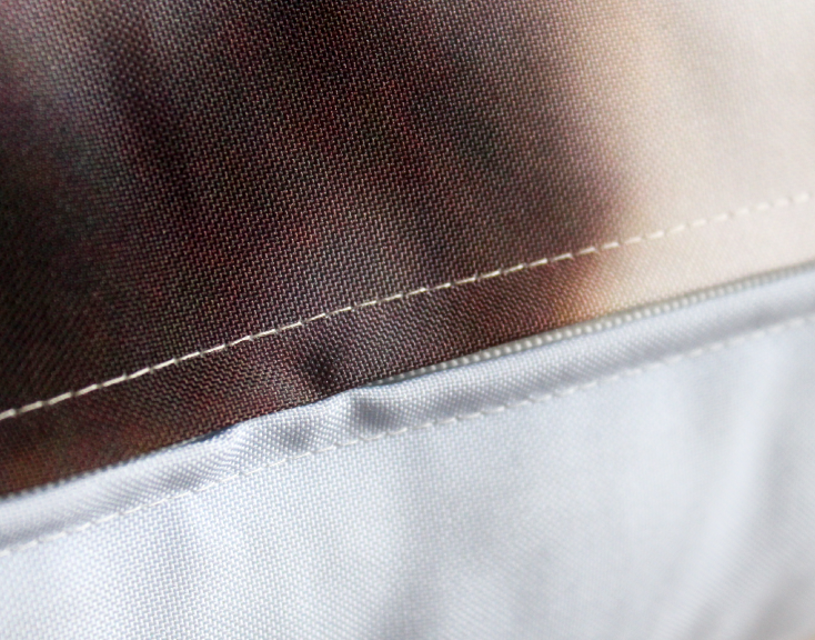 クッションカバーは白色の糸で縫製します